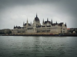 Budapest_parliament_river